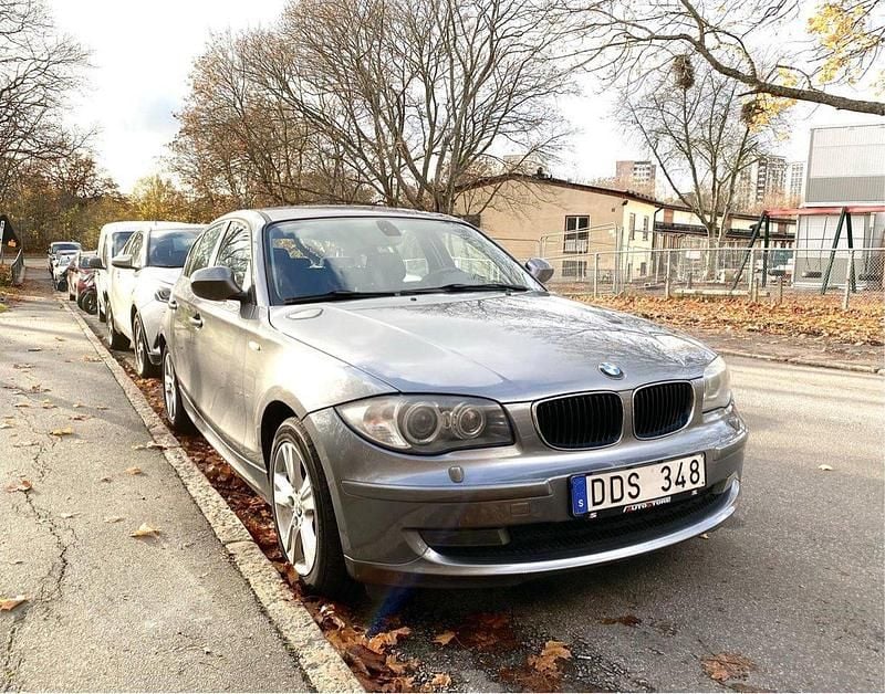 Grå Begagnad 2011 BMW 118 Comfort Edition Halvkombi | 79 000 kr (Marknadspris) - Bild 1/4