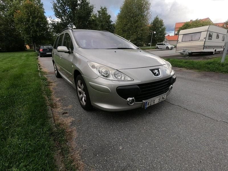 Grå Begagnad 2006 Peugeot 307 Kombi | 22 000 kr (Marknadspris) - Bild 1/4
