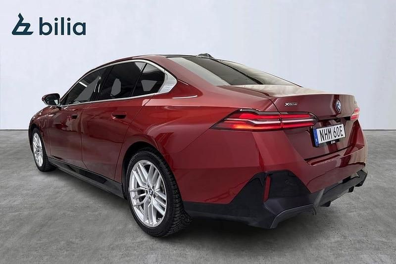 Begagnad BMW 550 M Sport 496 HK (364 kW) 2024 Röd Sedan