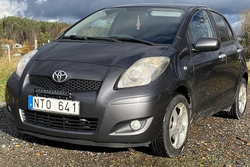 Grå Begagnad 2011 Toyota Yaris Halvkombi | 49 532 kr (Marknadspris) - Bild 1/4