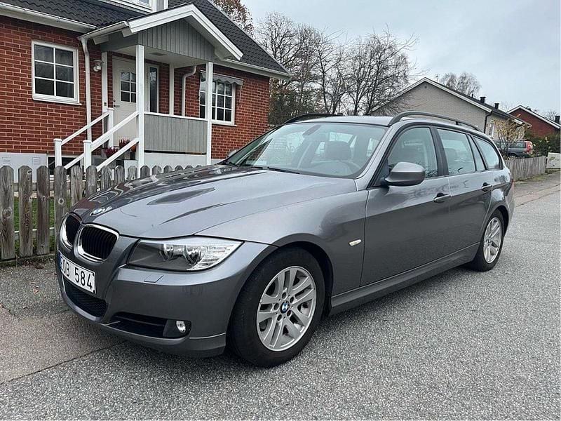 Grå Begagnad 2010 BMW 318 Comfort Edition Kombi | 79 500 kr (Marknadspris) - Bild 1/4