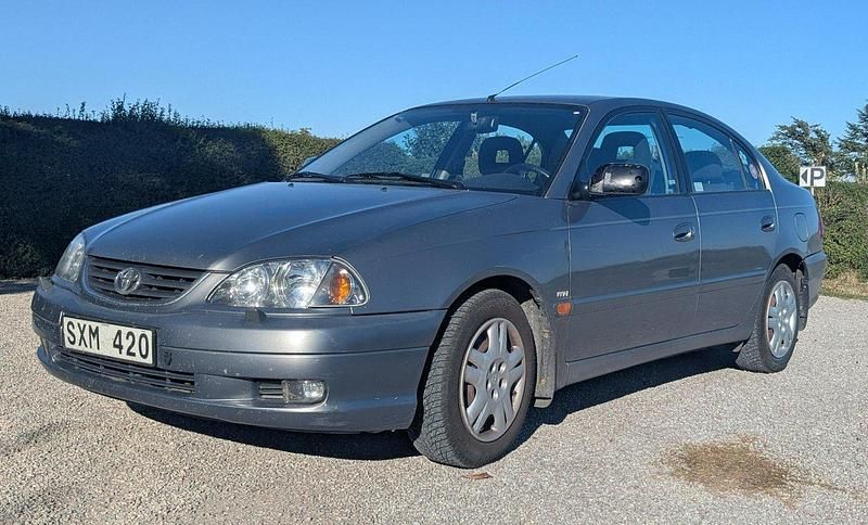 Grå Begagnad 2001 Toyota Avensis Sedan | 11 000 kr (Marknadspris) - Bild 1/4