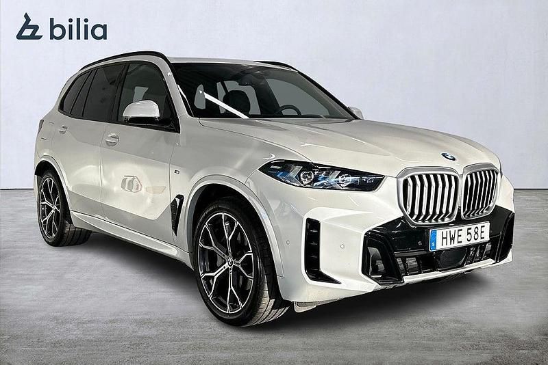 Vit Begagnad 2025 BMW X5 Comfort Edition SUV | 949 000 kr - Bild 1/4