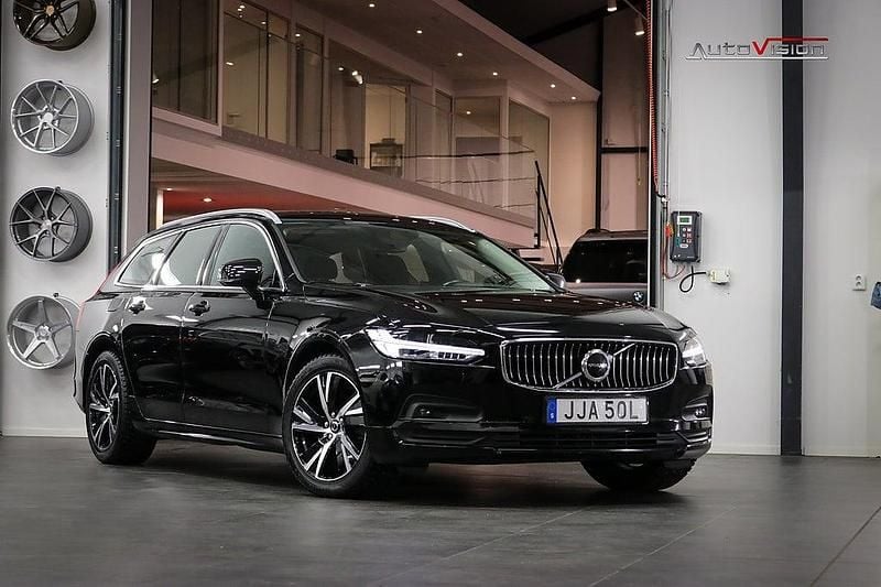 Svart Begagnad 2020 Volvo V90 Momentum Kombi | 299 900 kr (Marknadspris) - Bild 1/4