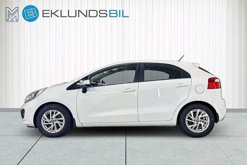 Begagnad Kia Rio 109 HK (80 kW) 2011 Clear white Halvkombi