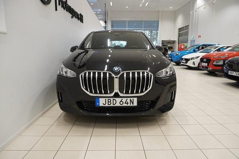 Begagnad BMW 225 Active Tourer Shadowline 245 HK (180 kW) 2025 Alpinvit Minibuss