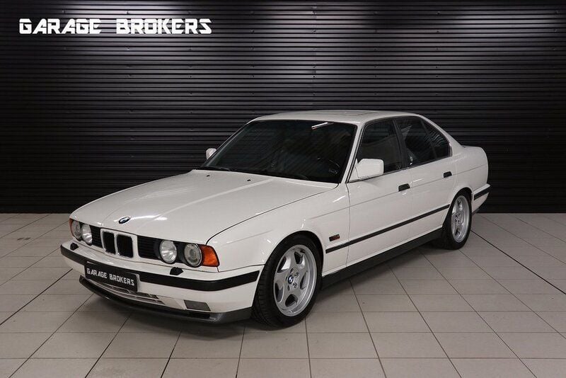 Vit Begagnad 1990 BMW M5 Sedan | 249 000 kr - Bild 1/4