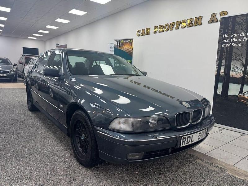 Grå Begagnad 2000 BMW 528 Sedan | 49 900 kr - Bild 1/4