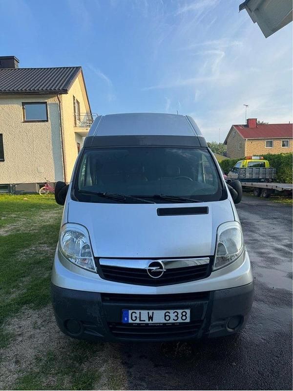 Grå Begagnad 2008 Opel Vivaro Van | 75 999 kr (Marknadspris) - Bild 1/4