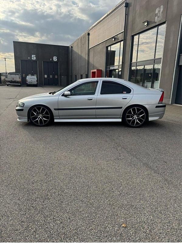 Silver Begagnad 2004 Volvo S60 Sedan | 79 000 kr - Bild 1/4