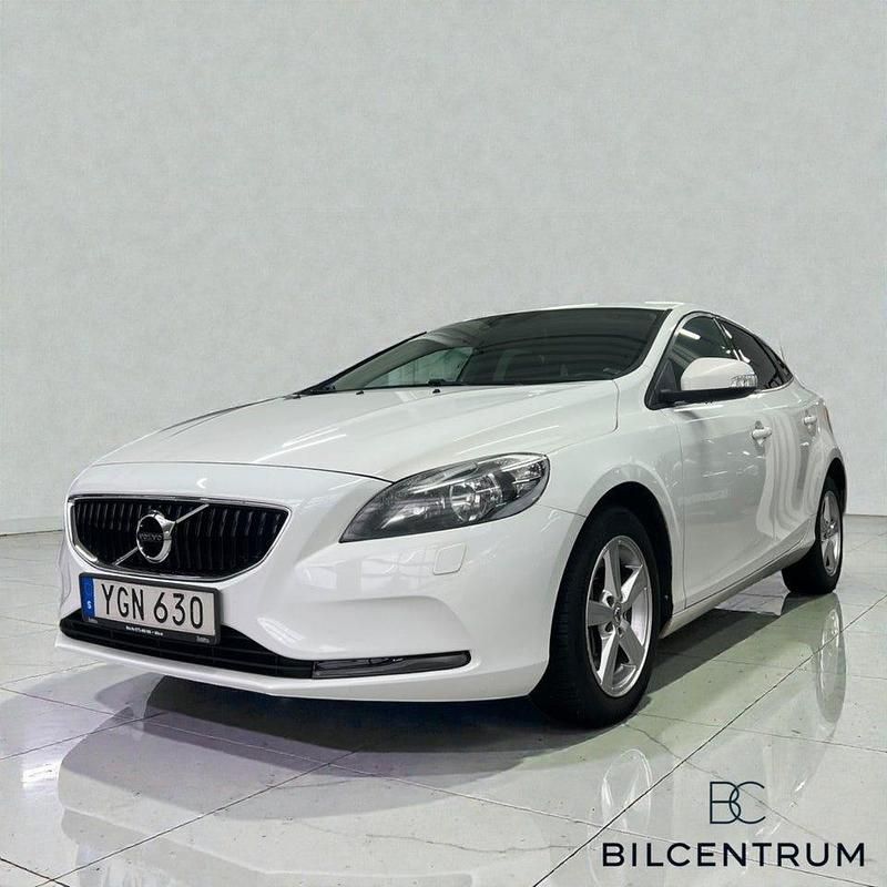 Vit Begagnad 2017 Volvo V40 Halvkombi | 134 900 kr (Marknadspris) - Bild 1/4