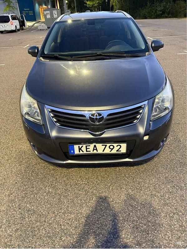 Grå Begagnad 2009 Toyota Avensis Business Edition Kombi | 69 900 kr (Marknadspris) - Bild 1/4