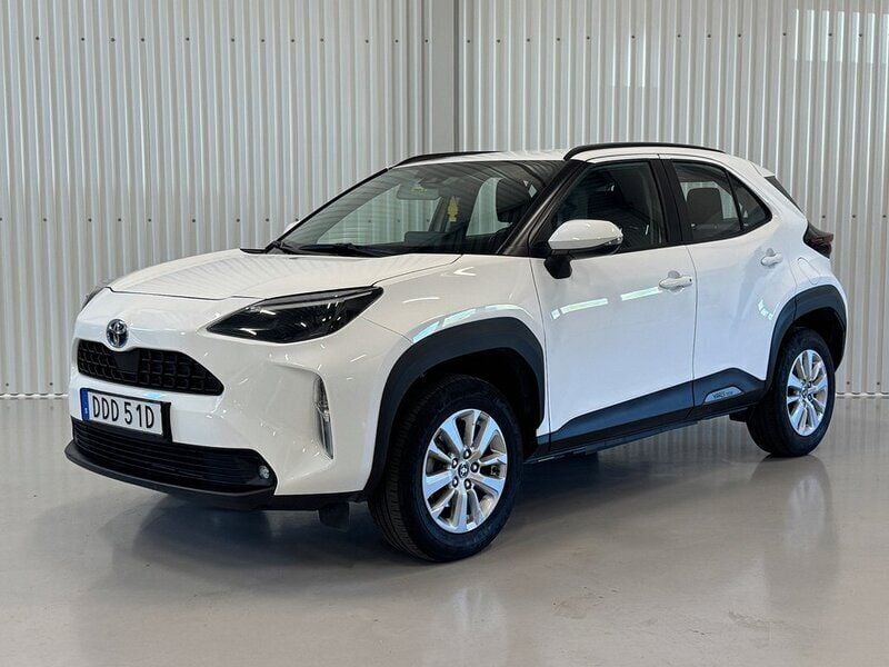 Vit Begagnad 2023 Toyota Yaris Cross Active SUV | 259 900 kr (Marknadspris) - Bild 1/4