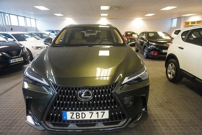 Grön Begagnad 2023 Lexus NX450h+ Luxury Line SUV | 545 000 kr (Superpris) - Bild 1/4
