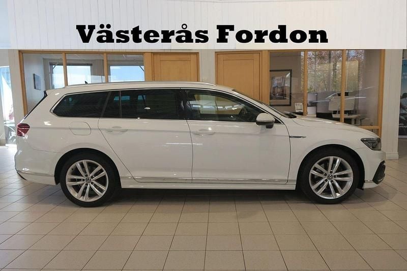 Vit Begagnad 2021 VW Passat R-line Kombi | 315 900 kr (Marknadspris) - Bild 1/4