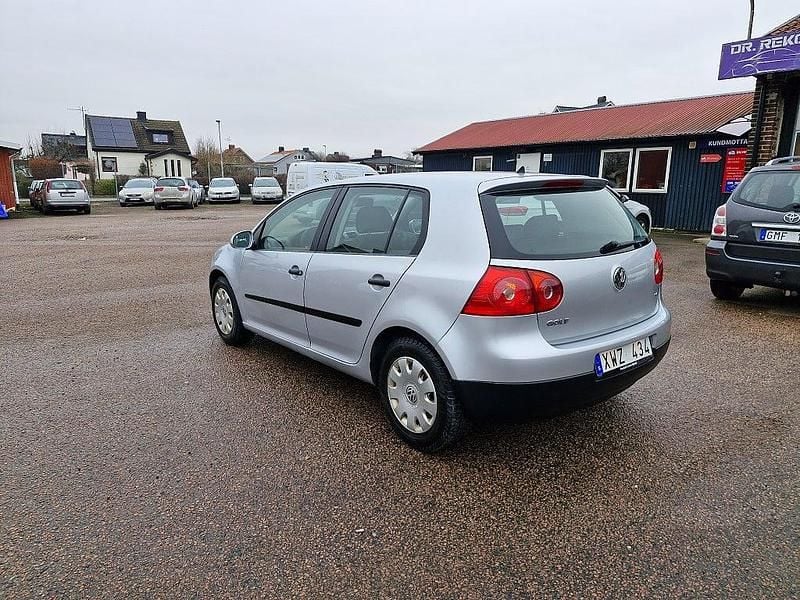 Begagnad VW Golf IV Trendline 102 HK (75 kW) 2006 Silver Halvkombi