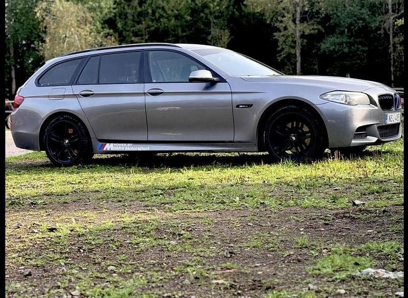 Grå Begagnad 2015 BMW 520 M Sport Kombi | 143 000 kr (Marknadspris) - Bild 1/4