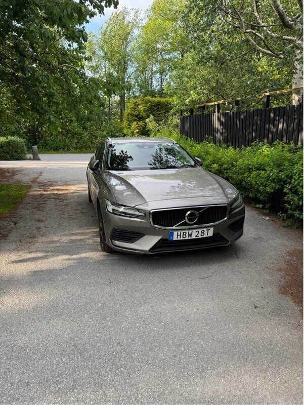 Grå Begagnad 2020 Volvo V60 Momentum Kombi | 200 000 kr (Bra pris) - Bild 1/4