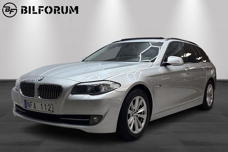 Ljusgrå Begagnad 2012 BMW 520 Kombi | 124 800 kr (Marknadspris) - Bild 1/4