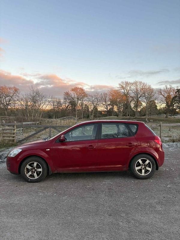 Begagnad 2007 Kia Ceed Halvkombi | 27 000 kr (Superpris) - Bild 1/4