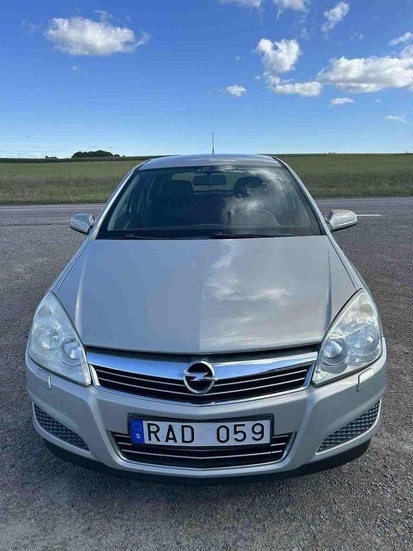 Grå Begagnad 2007 Opel Astra Halvkombi | 30 000 kr (Marknadspris) - Bild 1/4