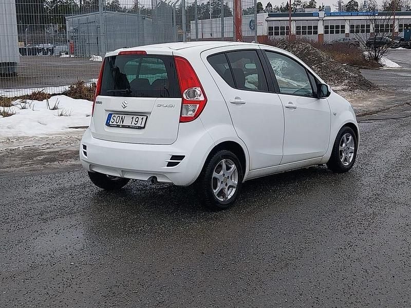 Begagnad Suzuki Splash 65 HK (47 kW) 2010 Halvkombi