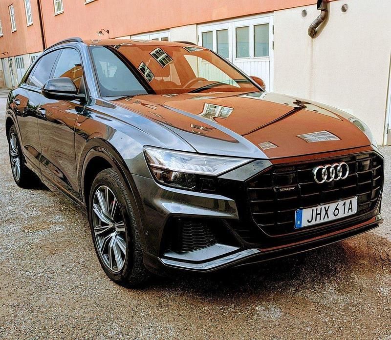 Grå Begagnad 2021 Audi Q8 Comfort SUV | 624 995 kr (Bra pris) - Bild 1/4