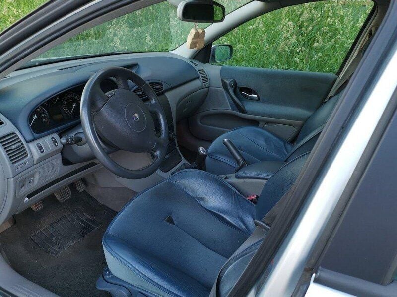 Grå Begagnad 2002 Renault Laguna II Privilege Halvkombi | 18 000 kr - Bild 1/4