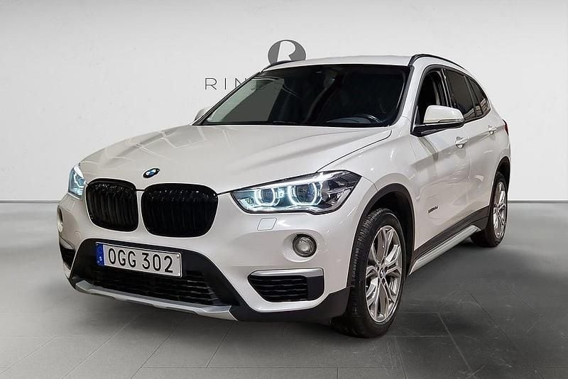 Vit Begagnad 2016 BMW X1 Sport Line SUV | 169 900 kr (Marknadspris) - Bild 1/3