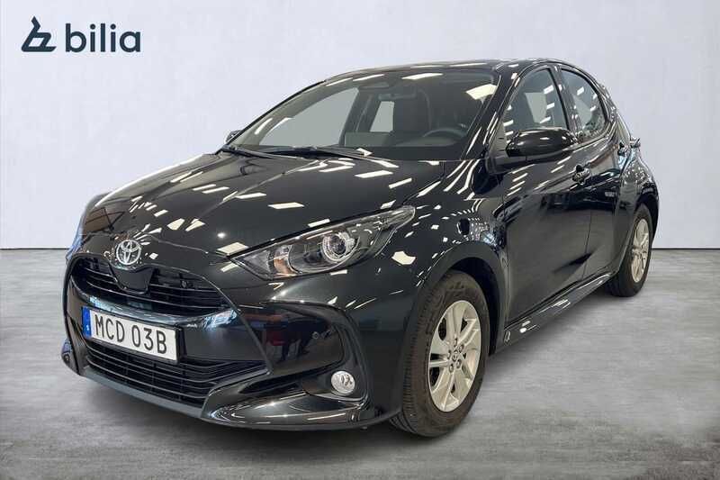 Svart Begagnad 2024 Toyota Yaris Hybrid Active Halvkombi | 255 900 kr (Marknadspris) - Bild 1/3