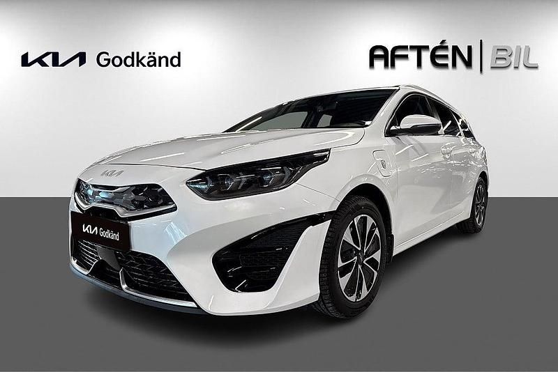 Begagnad Kia Ceed 141 HK (103 kW) 2023 Deluxe white metallic Halvkombi