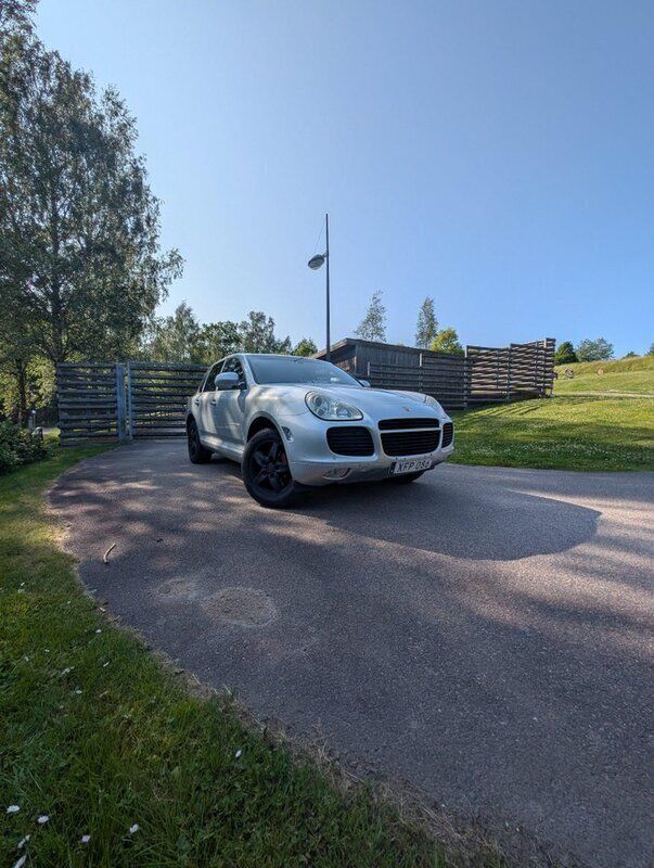 Silver Begagnad 2003 Porsche Cayenne Turbo S SUV | 50 000 kr - Bild 1/4