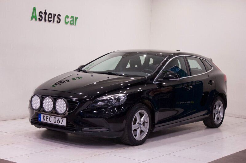 Svart Begagnad 2015 Volvo V40 Momentum Kombi | 135 000 kr (Marknadspris) - Bild 1/4