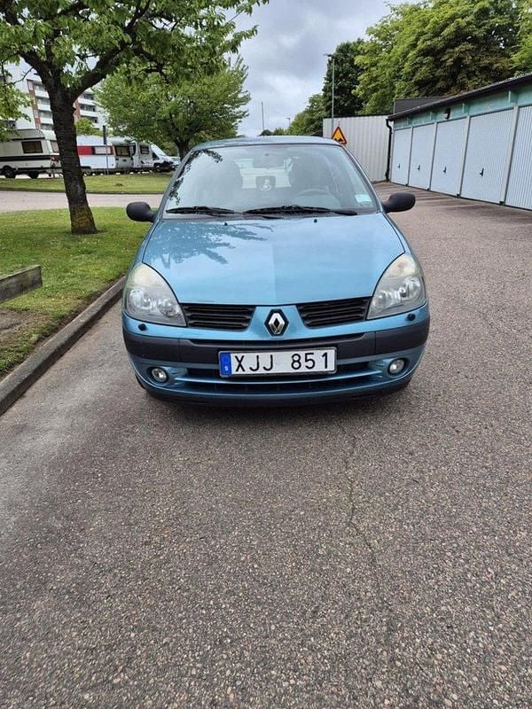 Blå Begagnad 2005 Renault Clio R.S. Authentique Halvkombi | 23 000 kr (Marknadspris) - Bild 1/4
