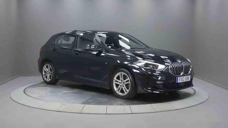 Svart Begagnad 2022 BMW 118 Halvkombi | 249 000 kr - Bild 1/1