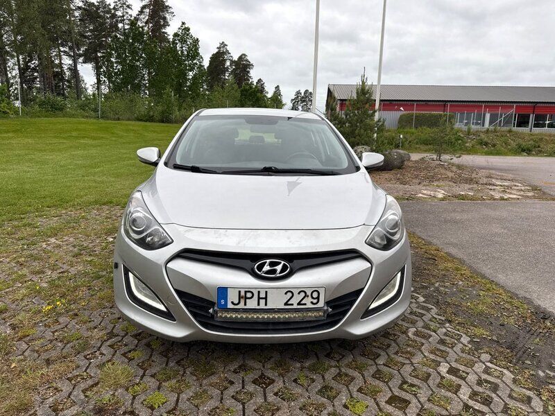 Begagnad Hyundai i30 Sport 111 HK (81 kW) 2012 Silver Halvkombi