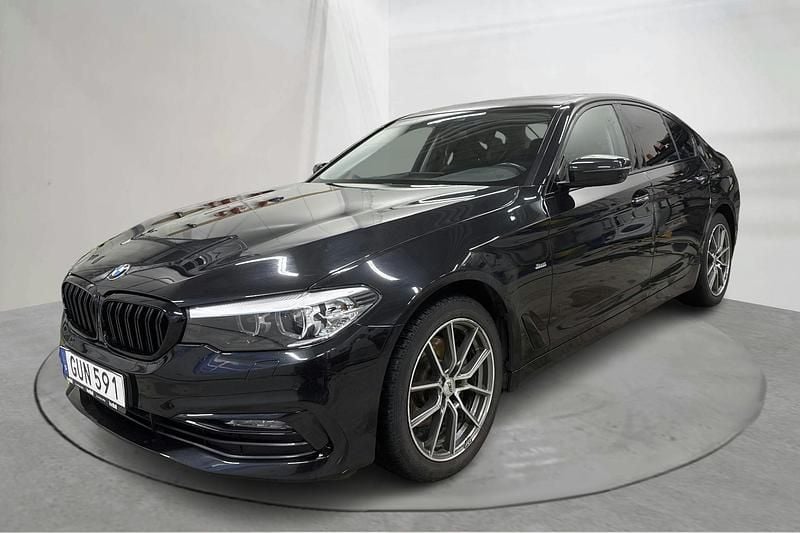 Svart Begagnad 2018 BMW 520 Comfort Edition Sedan | 259 900 kr (Bra pris) - Bild 1/4