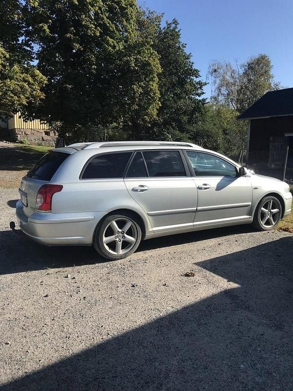 Silver Begagnad 2006 Toyota Avensis Kombi | 5 000 kr (Superpris) - Bild 1/1