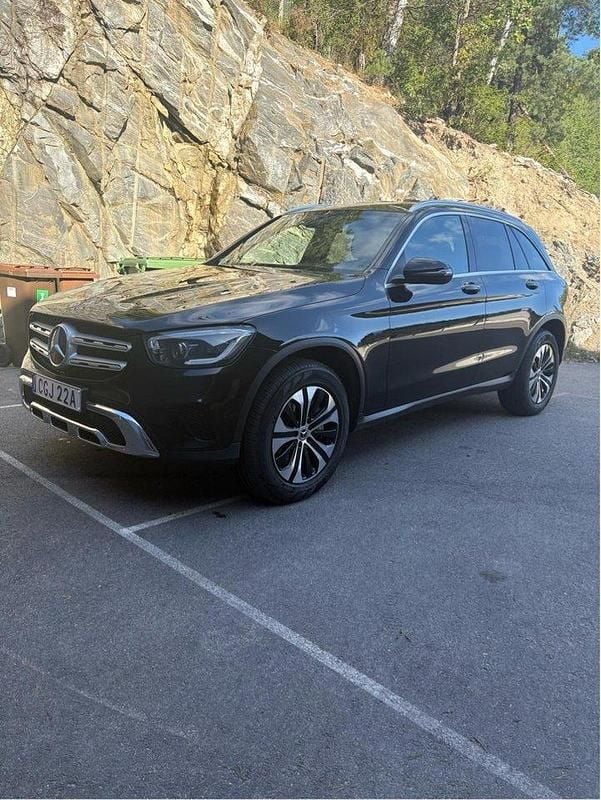 Svart Begagnad 2021 Mercedes GLC300e SUV | 329 000 kr (Marknadspris) - Bild 1/4