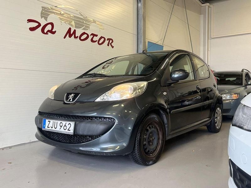 Grå Begagnad 2008 Peugeot 107 Halvkombi | 24 900 kr (Marknadspris) - Bild 1/4