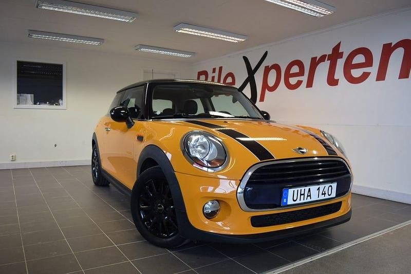 Orange Begagnad 2017 Mini Cooper Pepper Halvkombi | 139 900 kr (Marknadspris) - Bild 1/4