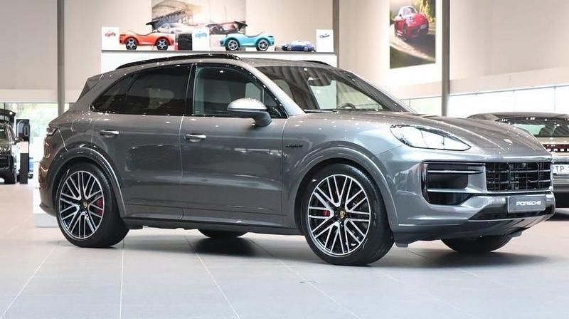 Grå Begagnad 2024 Porsche Cayenne S E-Hybrid SUV | 1 179 000 kr - Bild 1/4