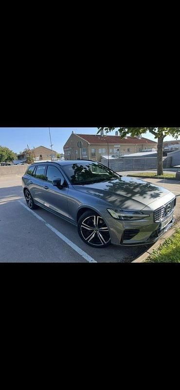 Grå Begagnad 2021 Volvo V60 R-Design Kombi | 339 000 kr (Marknadspris) - Bild 1/4