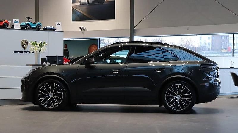 Begagnad Porsche Macan 4 Electric 2025 Grå SUV