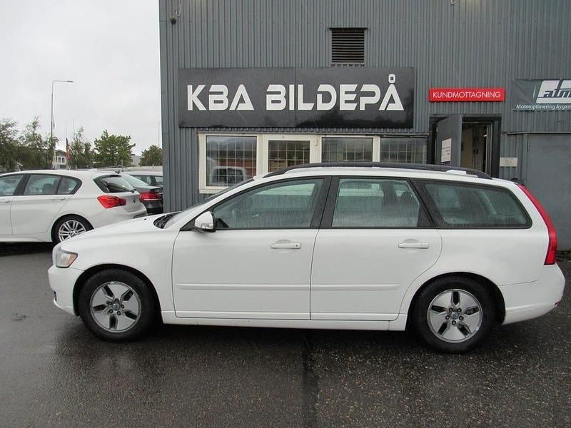 Vit Begagnad 2011 Volvo V50 Kinetic Kombi | 44 900 kr (Marknadspris) - Bild 1/4