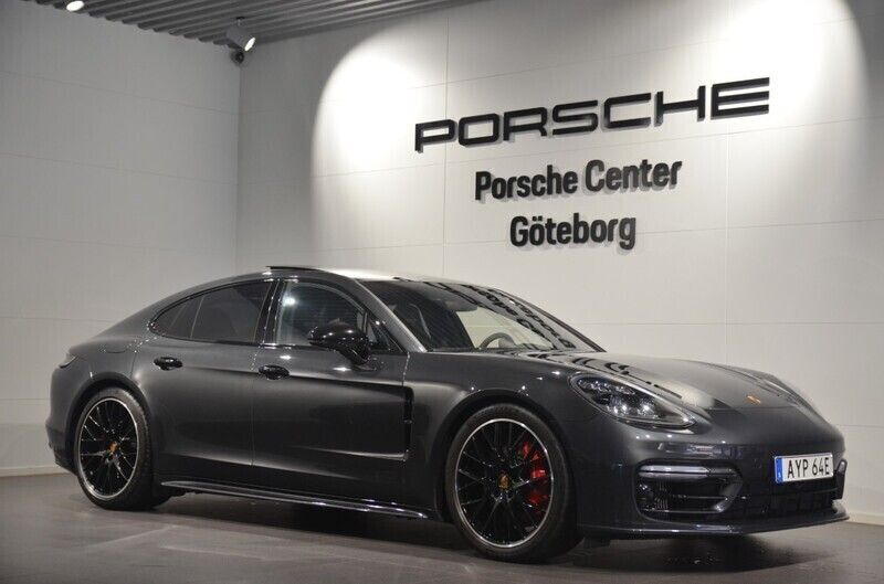 Grå (grey) Begagnad 2023 Porsche Panamera GTS Sedan | 1 149 000 kr - Bild 1/4