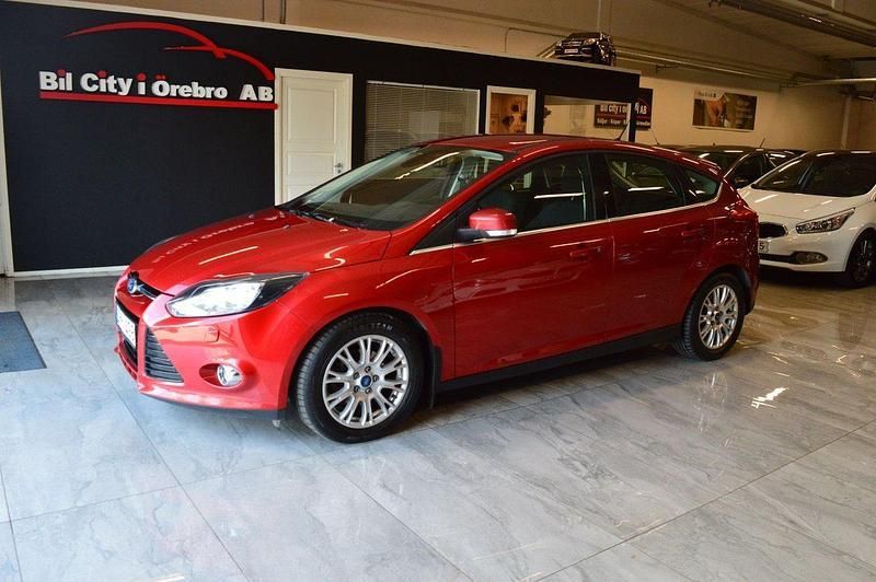 Röd Begagnad 2011 Ford Focus Titanium Halvkombi | 59 900 kr (Marknadspris) - Bild 1/4