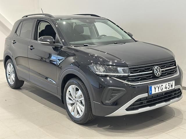 Svart (deep black pearl) Ny 2025 VW T-Cross Life SUV | 335 900 kr (Marknadspris) - Bild 1/4