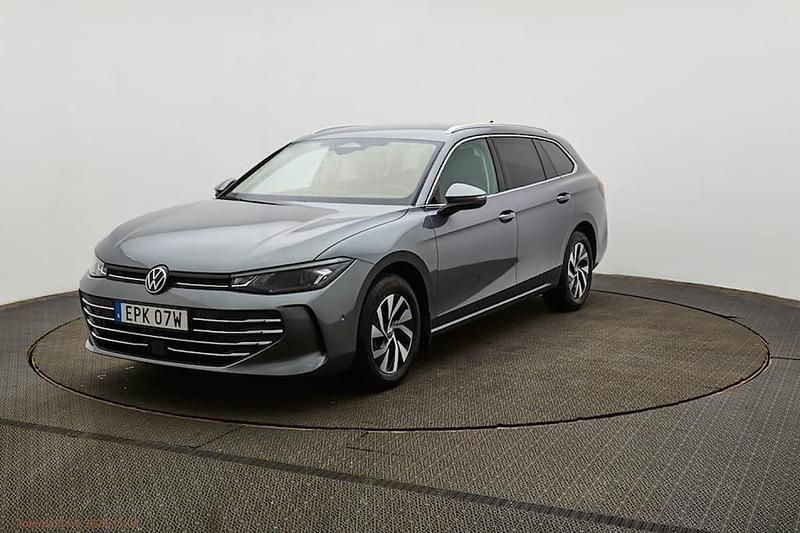 Mörkgrå Begagnad 2024 VW Passat Business Kombi | 338 900 kr (Dyr) - Bild 1/4