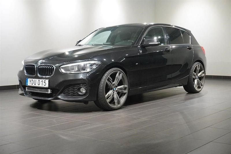 Svart Begagnad 2016 BMW 118 M Sport Halvkombi | 124 900 kr (Marknadspris) - Bild 1/2